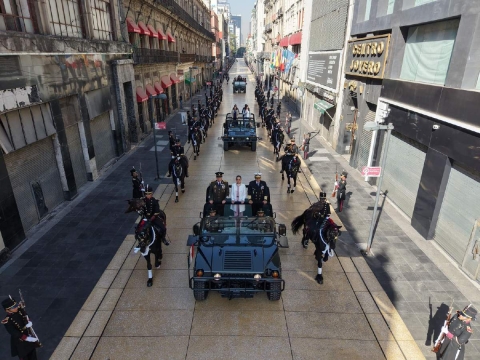 La presidenta de M&eacute;xico estuvo acompa&ntilde;ada de los titulares de las Fuerzas Armadas, quienes le refrendaron su lealtad y respaldo a las instituciones del pa&iacute;s. 