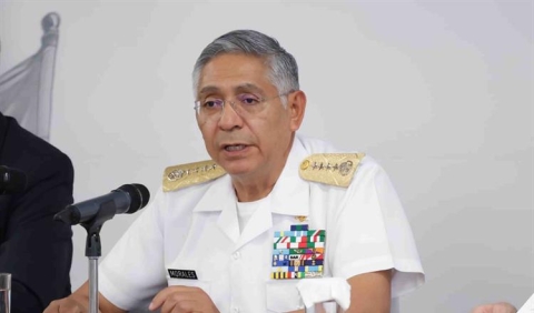 Marina informa que un barco y emanaciones naturales causan derrame en el Golfo