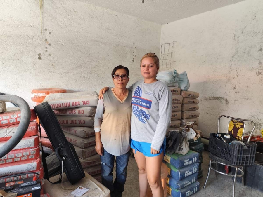 Verónica Bustos y su tía María Bustos trabajan en la casa de materiales.