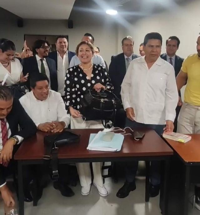 Un grupo de abogados penalistas celebr&oacute; el fallo judicial a favor de Froil&aacute;n Salazar.  