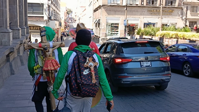 Peregrinos se dirigen hacia Chalma