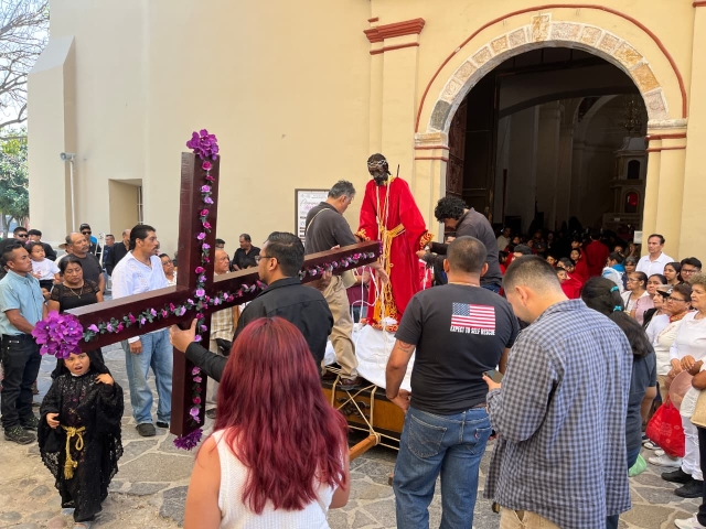 Llevan a cabo procesi&oacute;n del viacrucis en Jiutepec