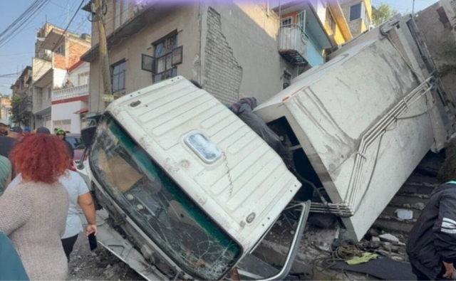 Vuelca cami&oacute;n de basura en Naucalpan; deja dos heridos y da&ntilde;os a viviendas