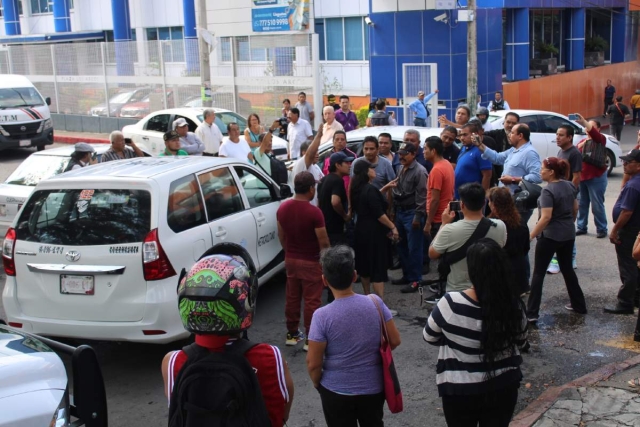 Vecinos confrontaron a taxistas en la protesta de la mañana de ayer en la sede de la CGMT, en la avenida Plan de Ayala de Cuernavaca.