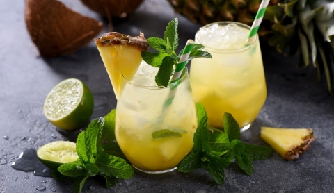 ¿Mucho calor? Esta receta de agua fresca con piña, pepino y jengibre es lo que necesitas