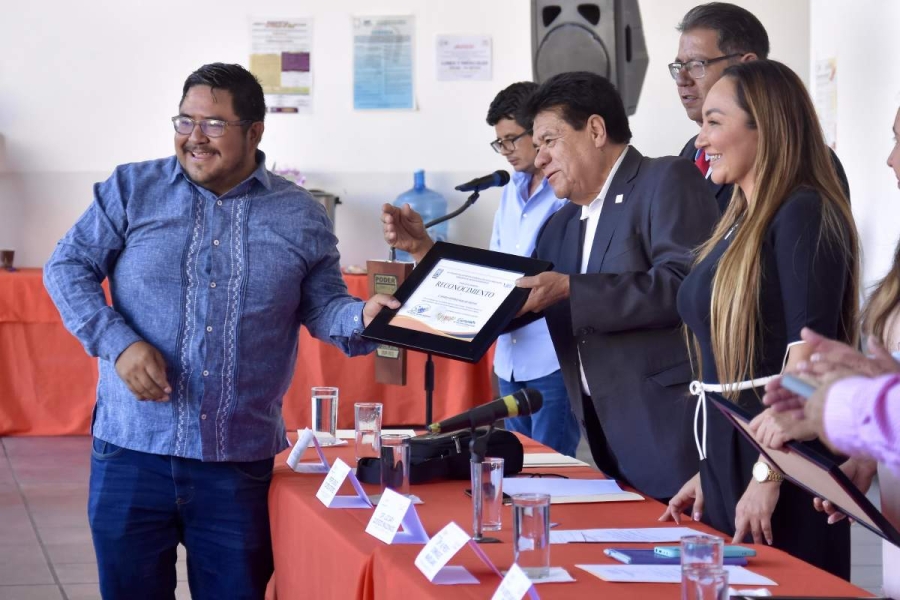 Nuestro compañero Marco Avelino Medina recibió reconocimiento por su labor como periodista deportivo.