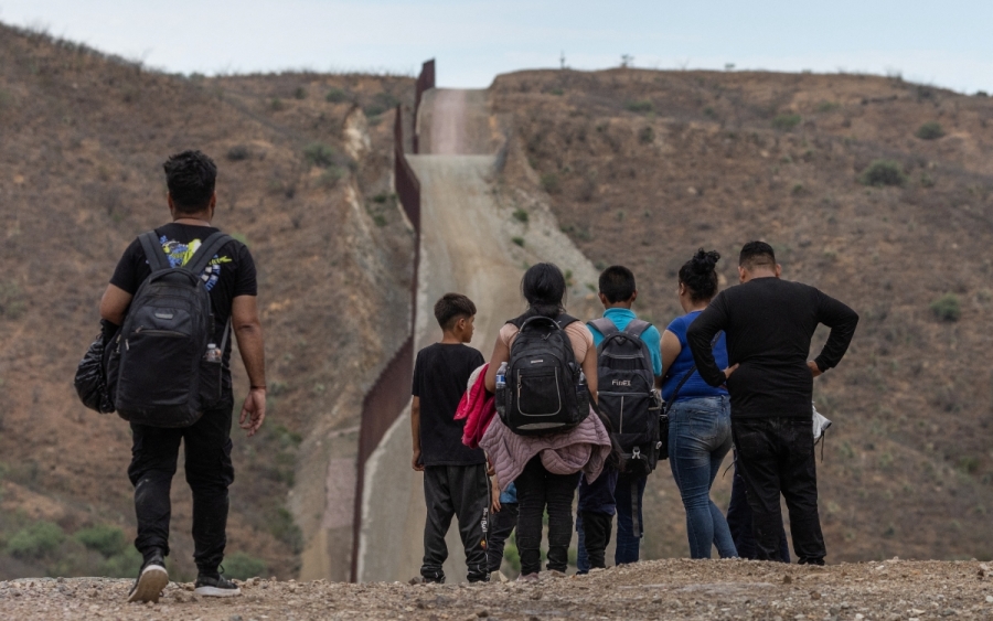 Cuatro mexicanos enfrentan cargos en Estados Unidos por tráfico de migrantes