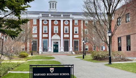 Gobierno de EU ordena a Harvard entregar documentos de estudiantes extranjeros