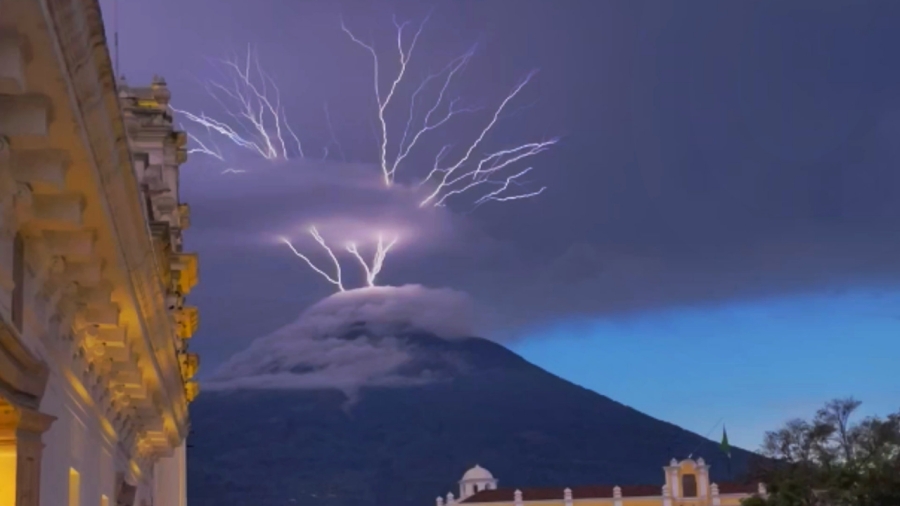 Espectáculo celestial: Captan 'araña de rayos' en volcán