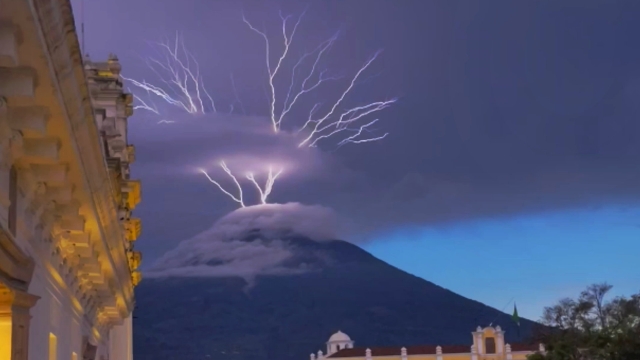 Espectáculo celestial: Captan &#039;araña de rayos&#039; en volcán