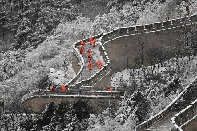 Trabajadores retiran el hielo y nieve de un tramo de la Muralla China, al norte de Pekín, tras una intensa nevada. 