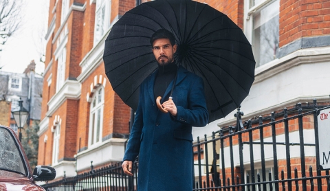 Los 3 errores más comunes al vestirse para la oficina durante la temporada de lluvias