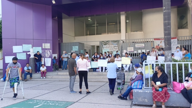 Continúa protesta de brazos caídos en hospitales y unidades médicas de Salud