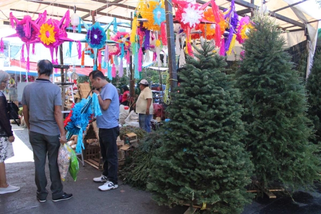 Se refugian extrabajadores de Nissan en comercio ambulante