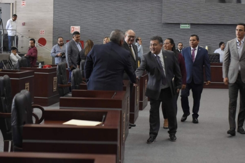 Ayer fue el mismo escenario, pero con diferentes personas…