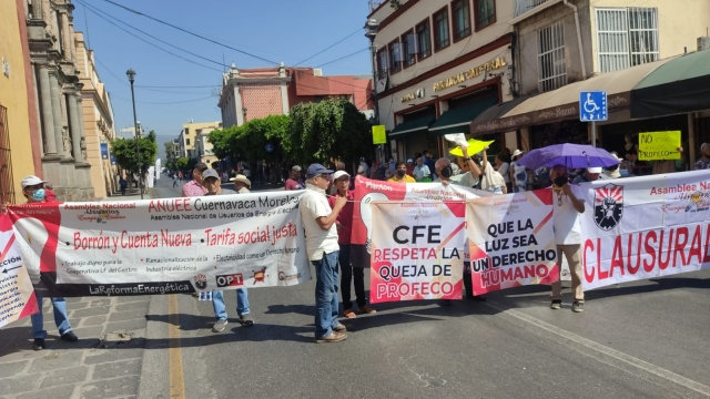 Protesta ANUEE con bloqueo en la avenida Morelos, ante Profeco