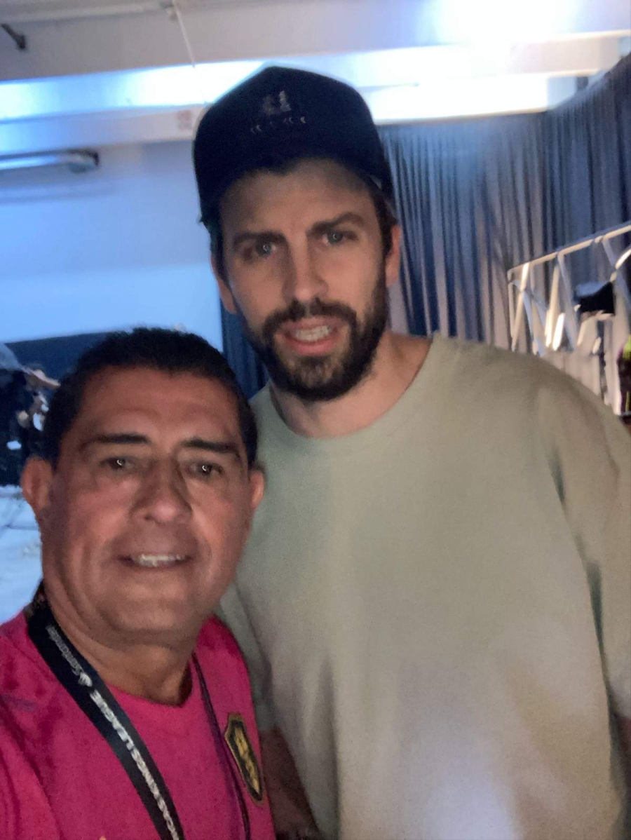 El árbitro morelense posa con el ex defensa español Gerard Piqué, presidente de la Kings League.