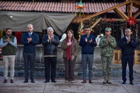 Acompa&ntilde;ada de los representantes de los Poderes Judicial y Legislativo y autoridades municipales y estatales, Margarita Gonz&aacute;lez Saravia encabez&oacute; la ceremonia de honores a la bandera este lunes en la plaza c&iacute;vica de la cabecera de Tepoztl&aacute;n, con la asistencia de estudiantes de los niveles b&aacute;sico y medio superior del municipio. 