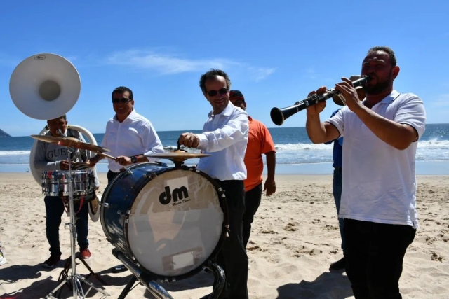 Embajador de Reino Unido disfruta de la música banda en playa de Mazatlán