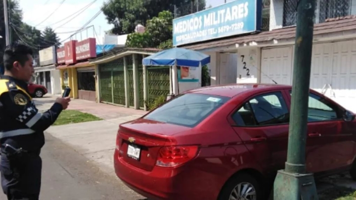 ¿Qué hacer si se estacionan frente a tu casa y de cuánto es la multa?