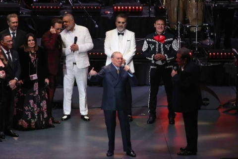 Marco Antonio Muñiz celebra 70 años de carrera con un emotivo homenaje en el Auditorio Nacional