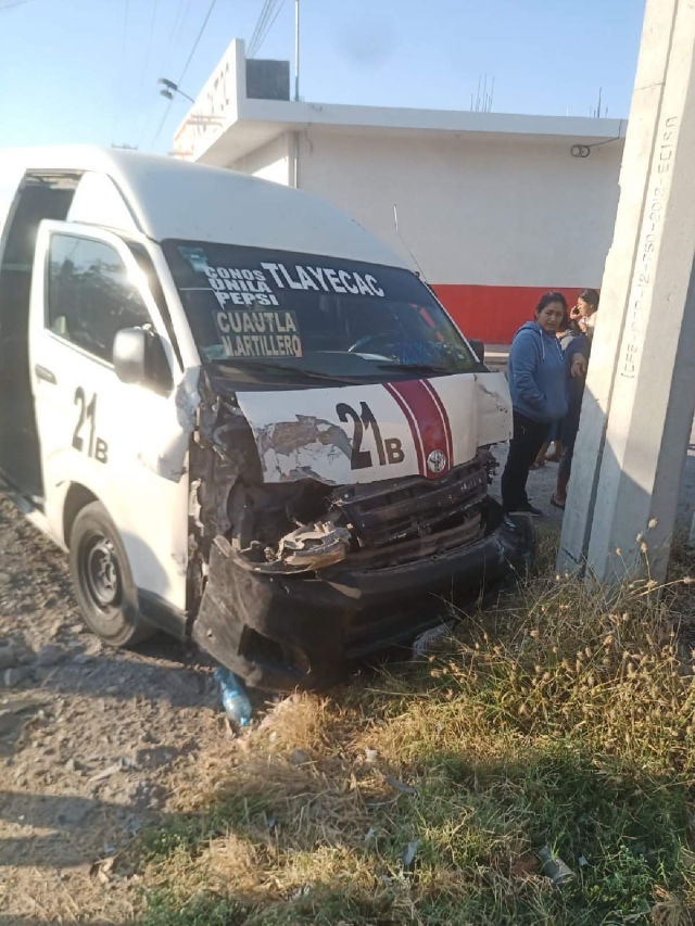 Cuatro pasajeros de la combi resultaron con algunos golpes.