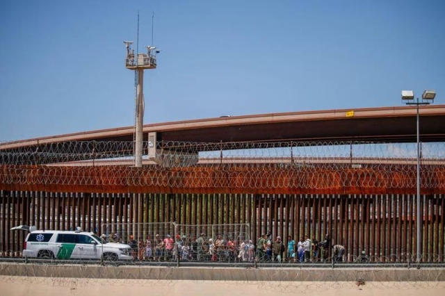 Texas reubica barrera flotante hacia territorio estadounidense