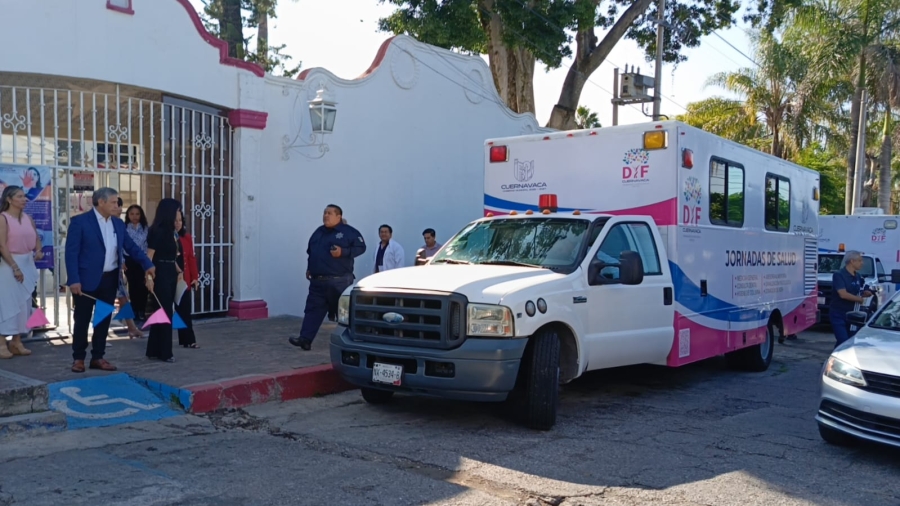 Dan autoridades banderazo de salida a tres unidades móviles del DIF Cuernavaca rehabilitadas