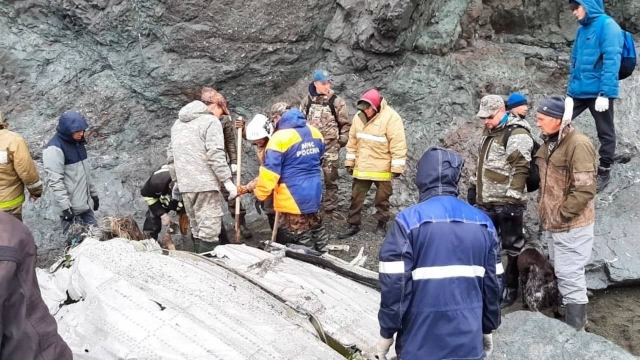 Hallan 19 cadáveres de pasajeros del avión siniestrado en Rusia.