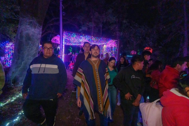 El secretario de Turismo, Daniel Altafi, participó en el encendido del Cerro Iluminado en el poblado de Jumiltepec, en Ocuituco, e invitó a los paseantes a visitarlo en la temporada decembrina. 
