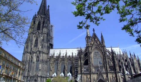Detienen a seis jóvenes que intentaban escalar la catedral de Colonia, Alemania