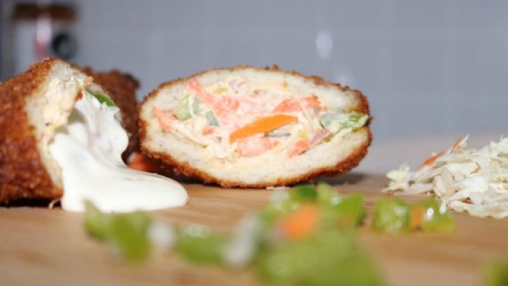 Rollito de pollo relleno de queso y verduras, una receta perfecta para la comida de hoy