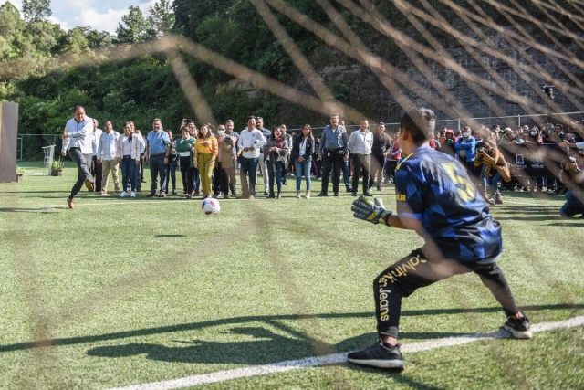 Inaugura Cuauhtémoc Blanco unidad deportiva en el municipio indígena de Hueyapan