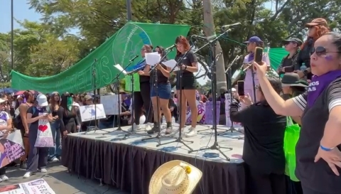 Arriba marcha 8M a plaza de armas capitalina; emiten pronunciamiento