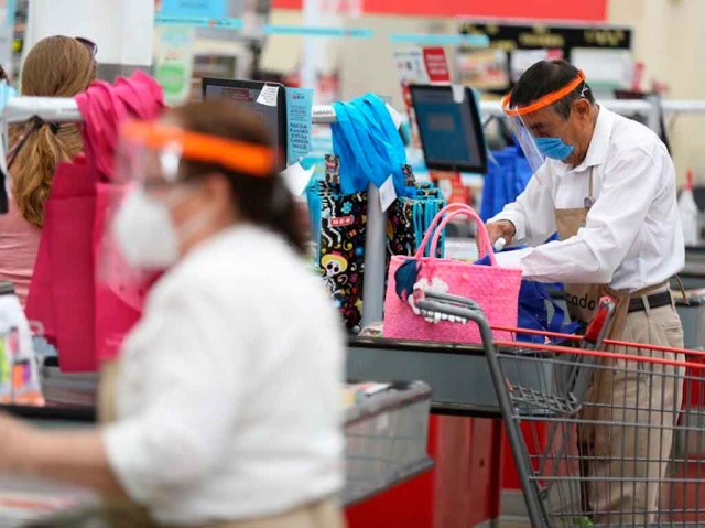 Soriana sí los recibirá como empacadores de la tercera edad.