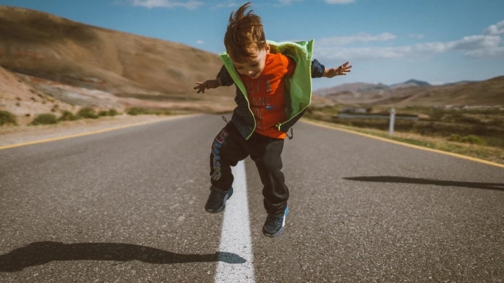 ¿Tu hijo habla solo mientras juega? Es una señal de creatividad e inteligencia