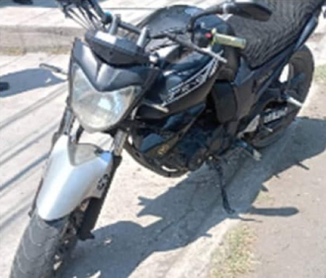 La moto que presuntamente conducía el joven.