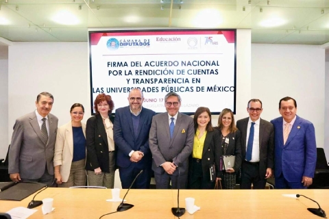 La rectora de la UAEM, Viridiana León, firmó el convenio junto con autoridades de instituciones de nivel superior del país. 