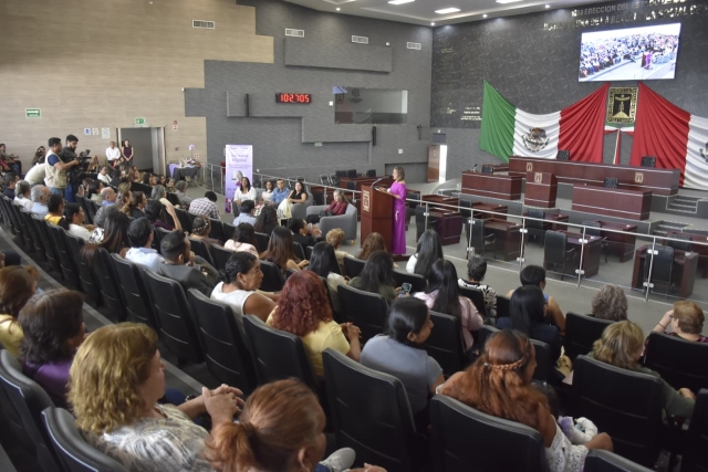Guardan minuto de silencio por Kimberly Ramos y Karol Toledo durante conferencia de Marcela Lagarde en Congreso de Morelos