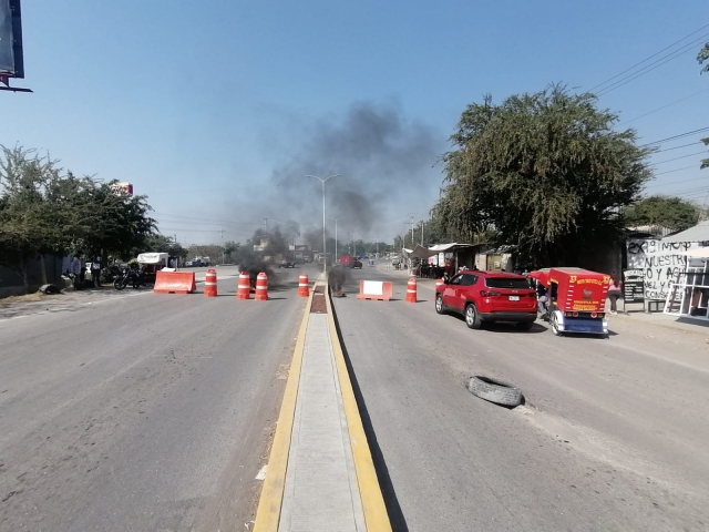 Bloqueo en carretera Jojutla Alpuyeca; trabajadores exigen pago de aguinaldo