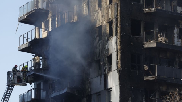 Se elevan a 10 los muertos por incendio en edificio de Valencia, España