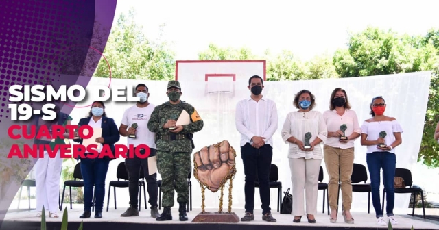 Nuevamente se entregó la presea “puño y fuerza” a las personas que han participado en la reconstrucción de Jojutla, en el cuarto aniversario del sismo. 