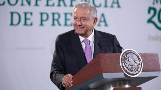 AMLO dará tarjetas a becarios de SEP y Conacyt.