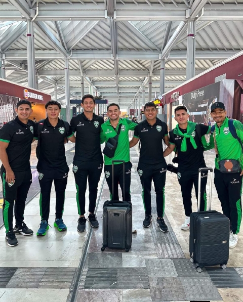 Los jugadores de Zacatepec se tomaron fotograf&iacute;as en el aeropuerto, en su viaje a Monterrey.