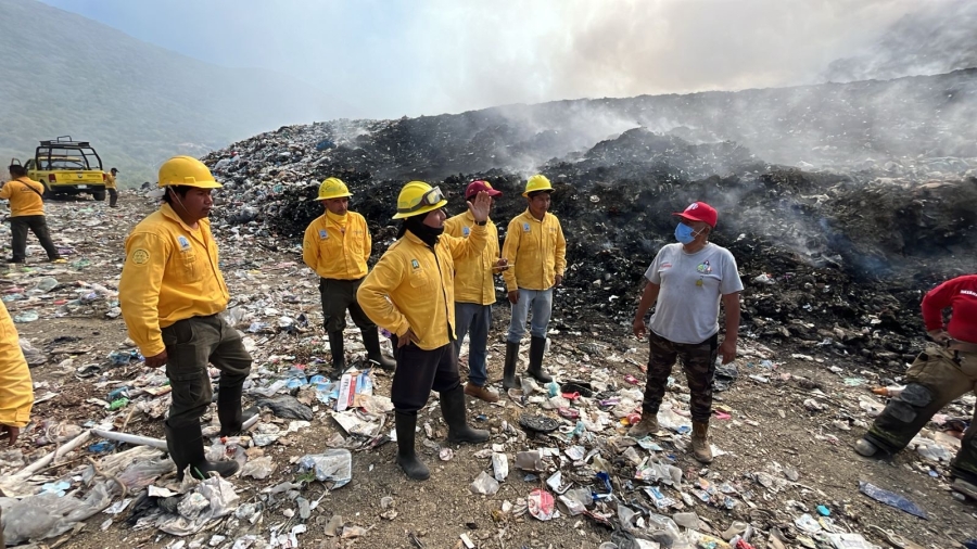 Refuerzan 'zacatuches' trabajos para mitigar incendio en basurero de 'El Higuerón' en Jojutla