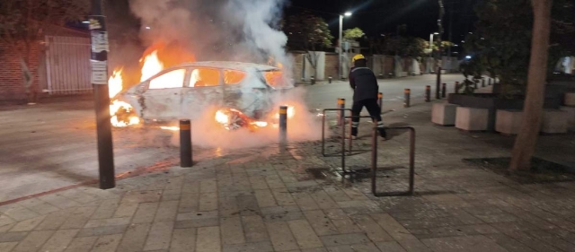  Se desconoce quién o quiénes prendieron fuego al vehículo.