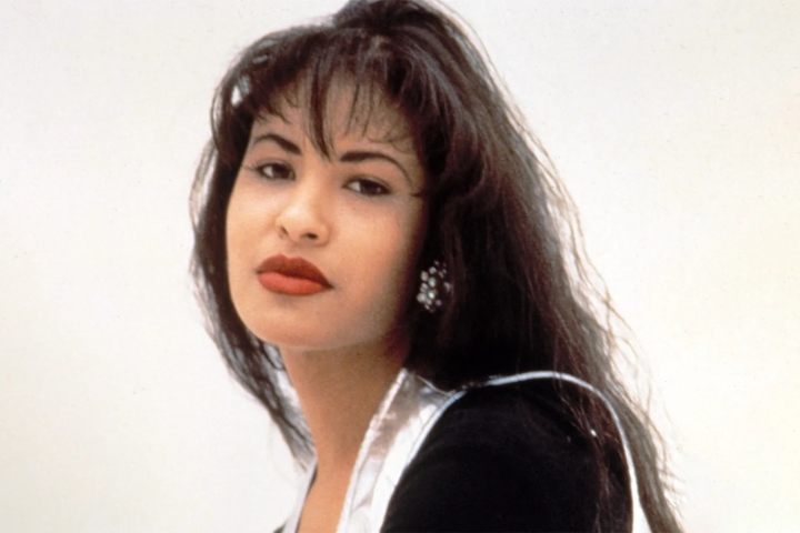 Selena regresa a la pantalla con &#039;Selena y Los Dinos: A Family’s Legacy&#039;, el documental que revela su lado más íntimo