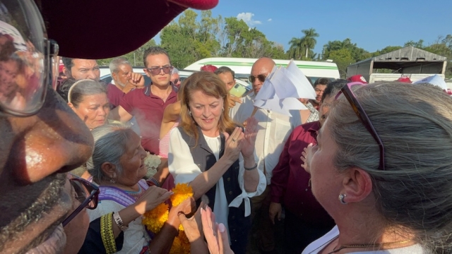 Margarita González Saravia se reunió con su estructura estatal en el balneario ejidal El Almeal, de Cuautla.