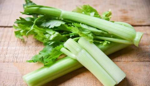 Las hojas del apio también son saludables: aprende a aprovecharlas