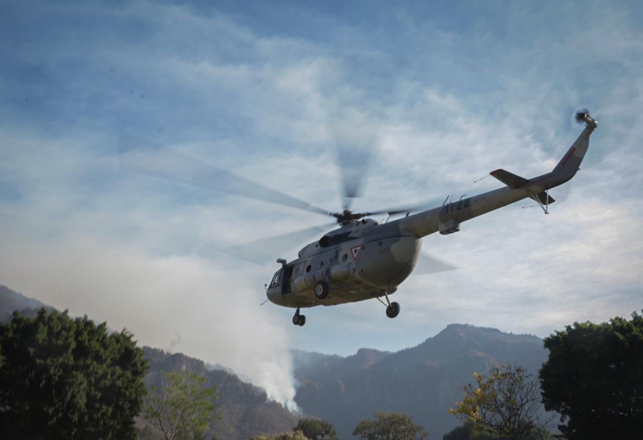 Continúa combate de incendio forestal en paraje 'Los Corredores', en Tepoztlán